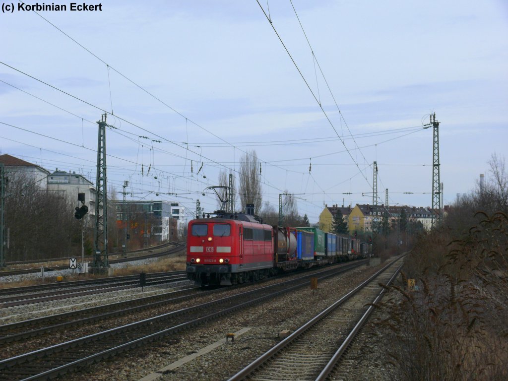 151 028 mit einem gemischten Gterzug bei der Durchfahrt in Mnchen Heimeranplatz richtung Pasing, 20.03.2010