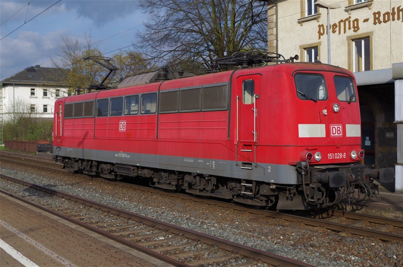 151 028 steht am 29.04.2013 in Pressig-Rothenkirchen und wartet auf Schubeinstze. 