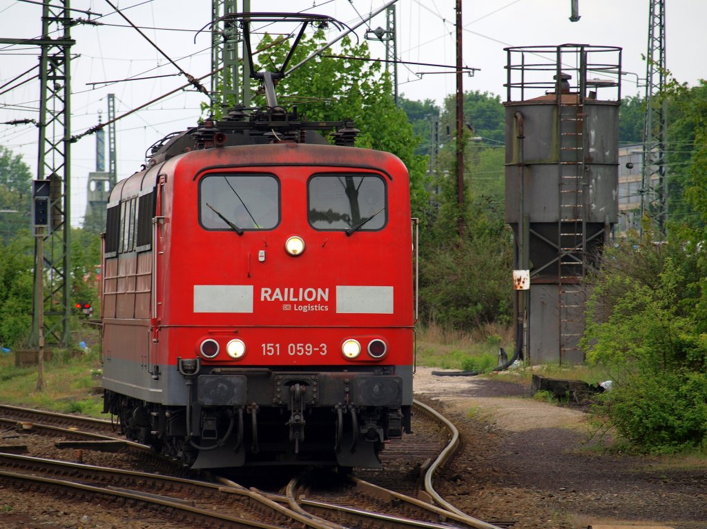 151 029-3 fhrt am 13.05.2010 in Aachen West vom Abstellgleis um einen Gterzug Richtung Kln zu bernehmen, der von einer Cobra von Belgien nach hier geschleppt wurde.