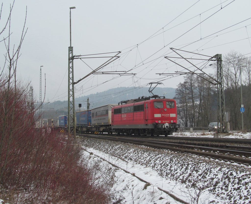 151 029-6 schiebt am 20. Januar 2013 einen KLV aus Pressig-Rothenkirchen in Richtung Frtschendorf heraus.