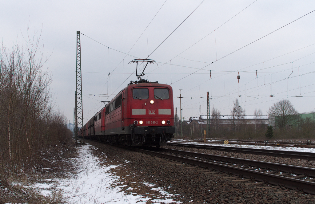 151 031-2 und eine weitere 151er am Kohlependel Neunkirchen/Saar - Oberhausen.
Hier auf der Saarstrecke beim Stahlwerk Bous am 12.02.2013.