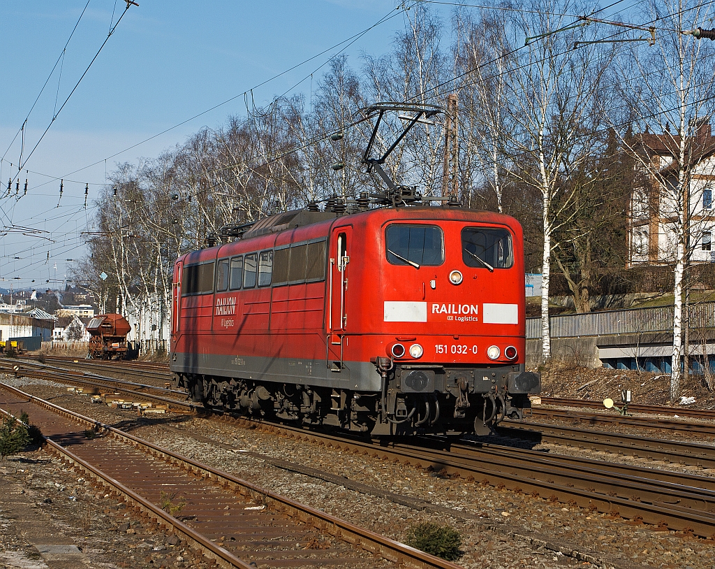 151 032-0  der DB Schenker Rail fhrt am 11.02.2012 in Kreuztal solo vom Abstellgleis zum Rangierbahnhof um einen Gterzug abzuholen.