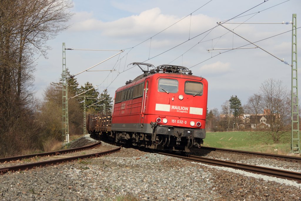151 032-0 DB Schenker Rail hinter Redwitz am 02.04.2012