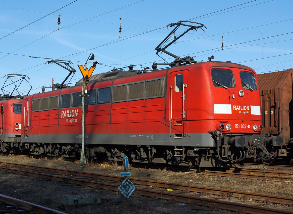 151 032-0 der DB Schenker Rail am 11.02.2011 abgestellt in Kreuztal. Bei den niedrigen Temperaturen werden die Loks aufgebgelt abgestellt, um sie auf Betriebstemperatur zu halten.