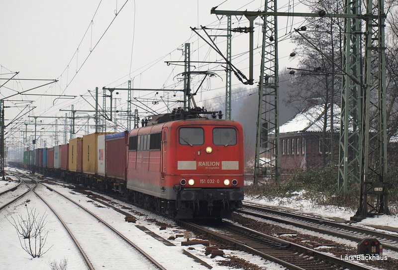 151 032-0 poltert am 23.01.10 mit einem Containerzug durch Hamburg-Harburg in den Hamburger Hafen nach Waltershof. 