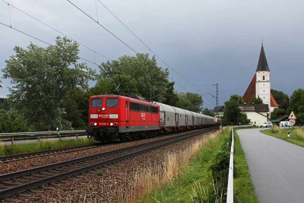 151 032 mit einem Stahlzug am 19.06.2011 in Hausbach.