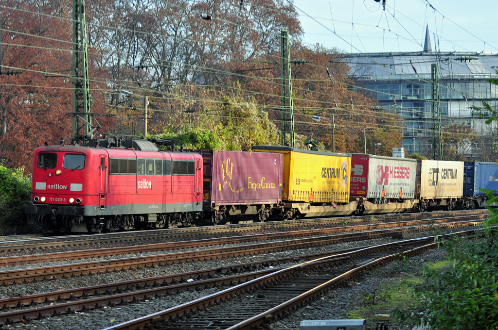 151 033-8 mit Containerzug durch Bonn - 25.11.2011
