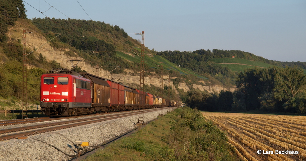 151 033-8 rollt im schnsten Abendlicht mit einem gemischtem Gterzug durch das Maintal und wird gleich Karlstadt erreichen. 04.09.12.