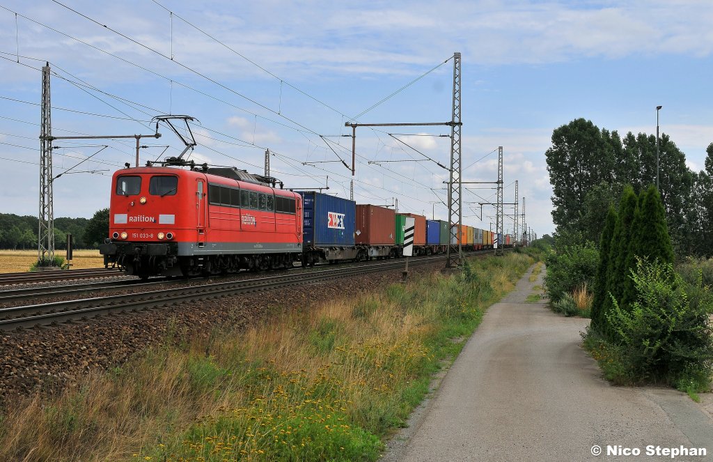 151 033-8 war mit ihrer Containerfracht nach Bremen unterwegs (06.08.10 Dedensen-Gmmer)