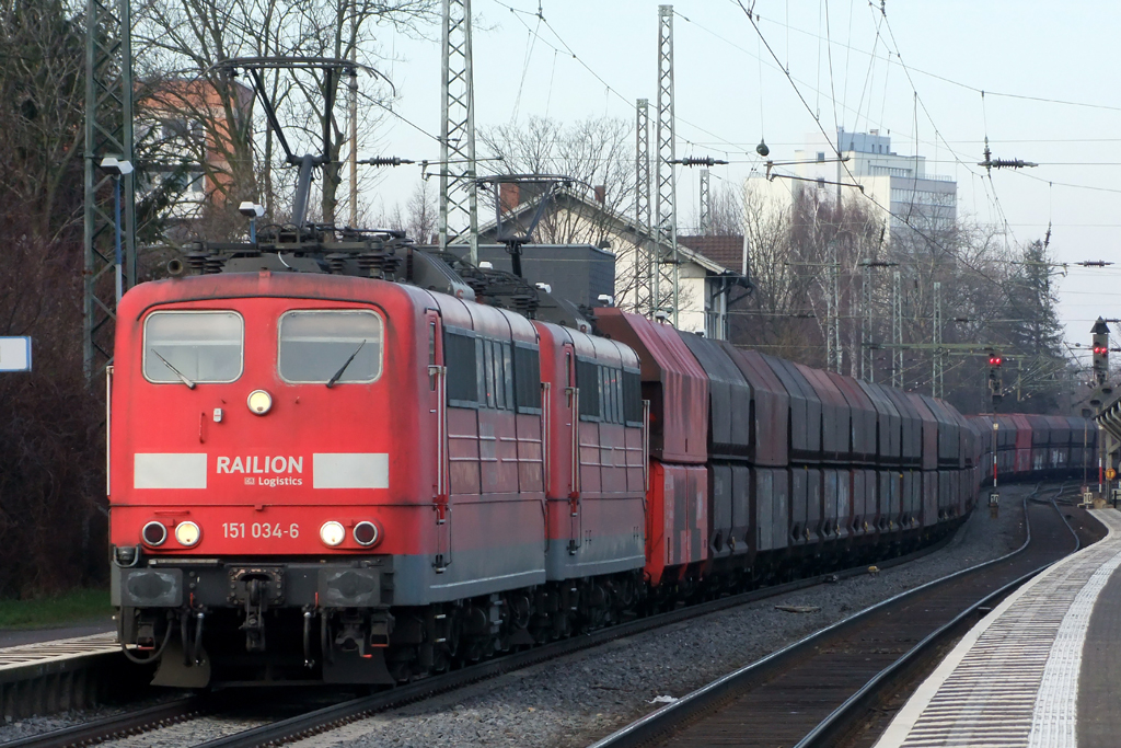 151 034-6 mit einer weiteren 151er in Bonn-Beuel 12.1.2013