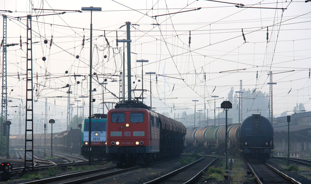 151 035-3 DB fhrt einem Kohlenzug von Aachen-West und fhrt in Richtung Kln und auf dem Nebengleis rangiert die Cobra 2813 in der Abendsonne am 22.5.2012.