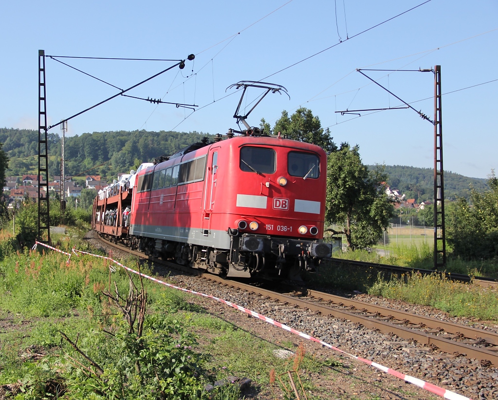 151 036-1 mit Autotransportzug in Fahrtrichtung Norden. Aufgenommen in Wernfeld am 10.07.2012.