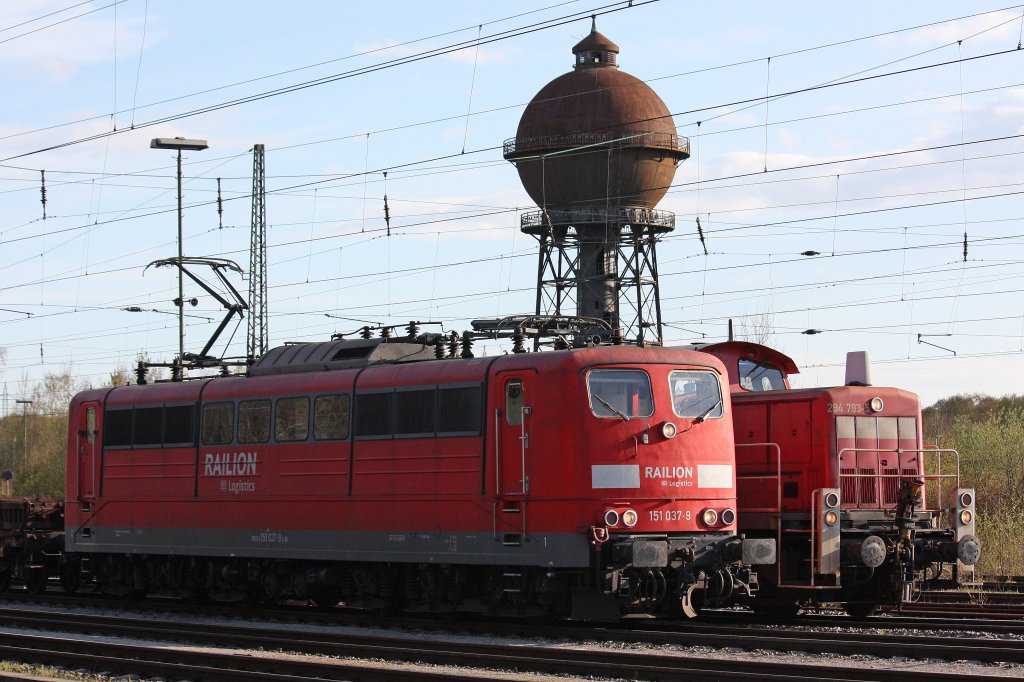 151 037 und 294 793 warten am 18.4.12 auf Ausfahrt in Richtung Oberhausen in Duisburg-Entenfang.