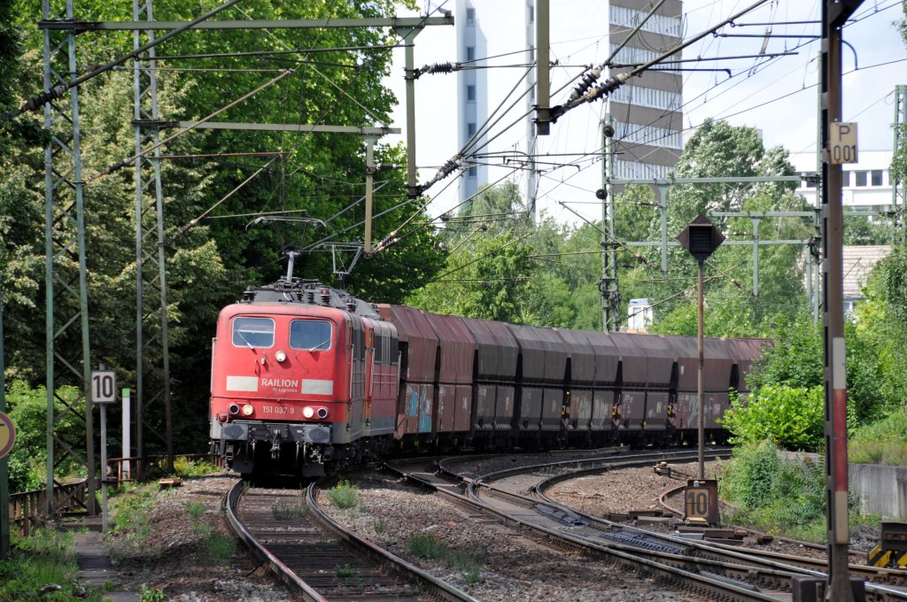 151 037-9 + eine weitere 151 erreichen soeben Bonn-Beuel auf der Fahrt Richtung Koblenz. Aufgenommen am 18/06/2011.