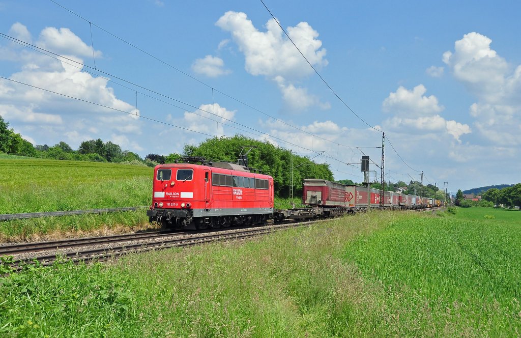 151 037 kommt mit einem KLV Zug ARCESE aus Richtung Mnchen die Filsbahn herunter.Denn Zug konnte ich am 8.6.2013 bei Ebersbach an der Fils aufnehmen.