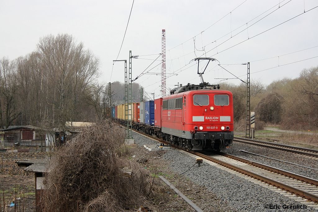 151 037 mit einem Containerzug am 27.3.10 in H-Misburg.