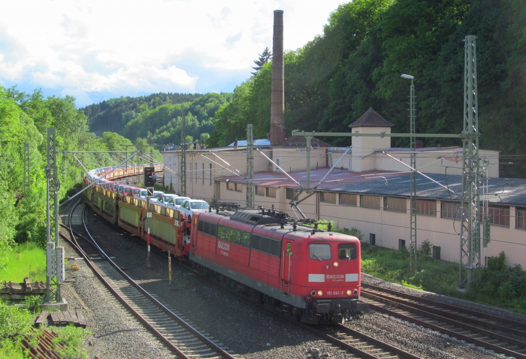 151 040-3 zieht am 21. Mai 2013 einen Autotransportzug (Renault) durch Kronach.