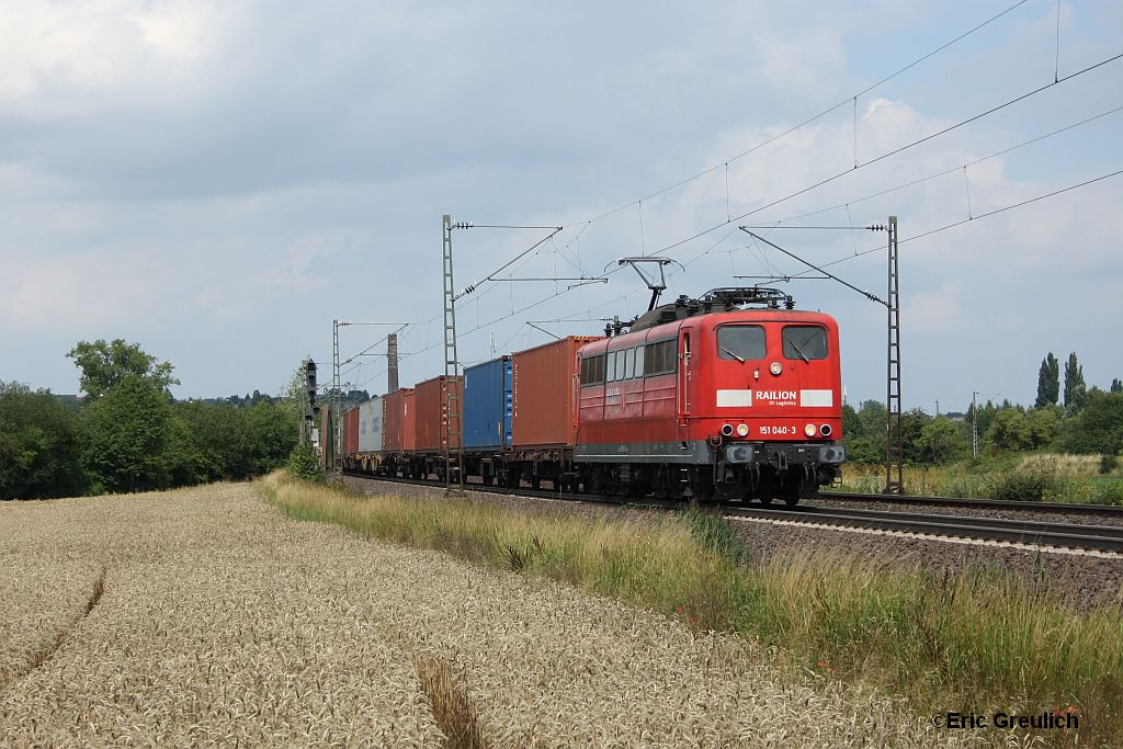 151 040 mit einem Containerzug am 2.8.2010 bei Elze.