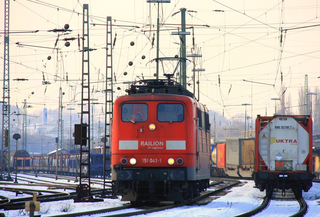 151 041-1 von Railion rangiert im Schnee in Aachen-West am 8.2.2012.
