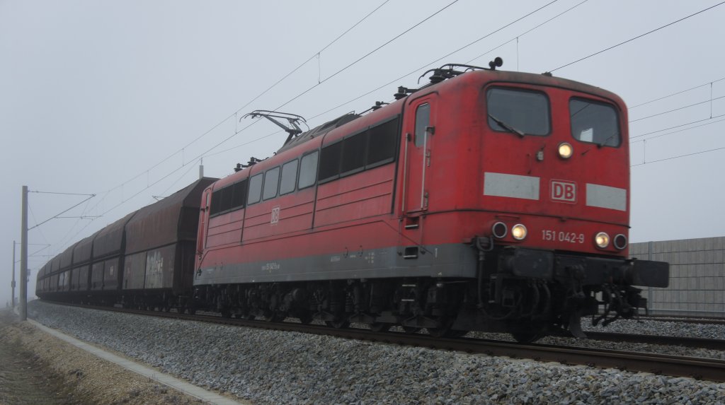 151 042-9 mit Kohleganzzug am 24.11.11 auf dem Weg nach Mnchen bei Hattenhofen.