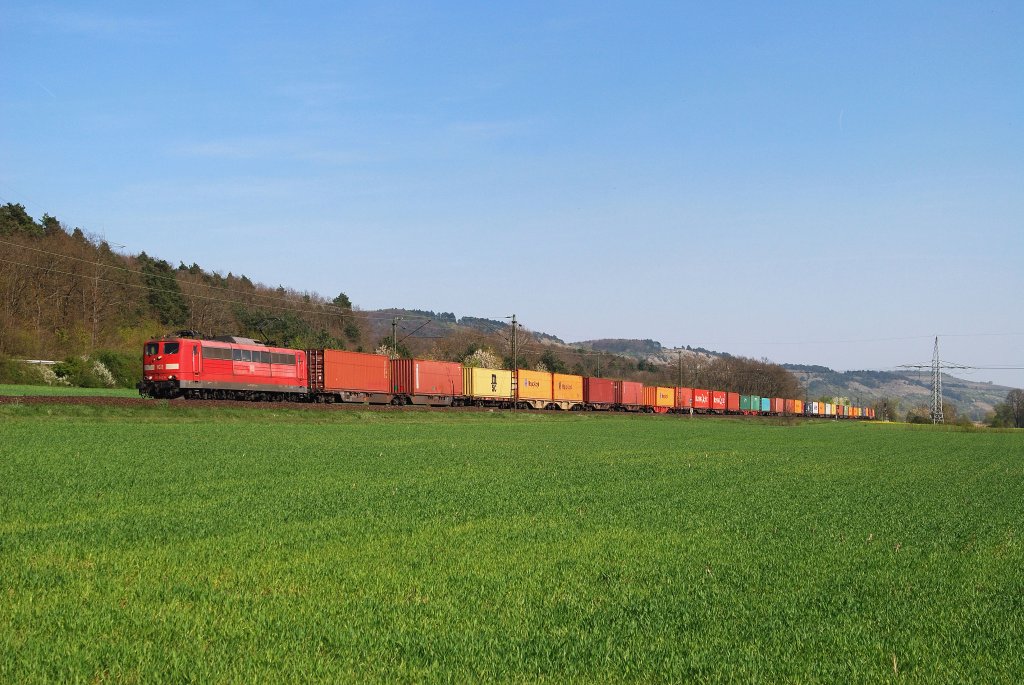 151 042 mit Containerzug bei Harrbach (24.04.2010)