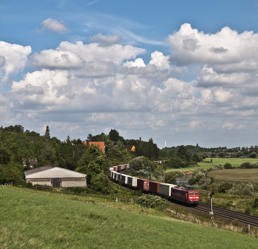 151 045-2 am 19. August 2010 mit Containern bei Elze.
