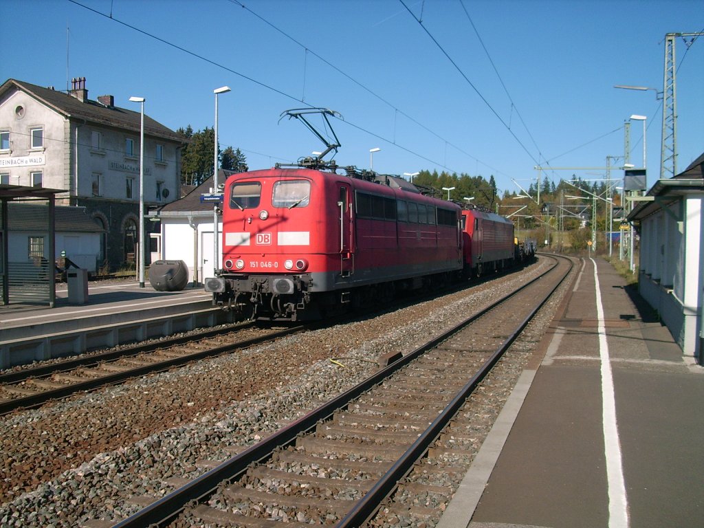 151 046-0 als Vorspannlok und eine BR 189 befrdern am 22.10.2011 einen langen gemischten Gterzug durch den Bahnhof Steinbach am Wald auf der Frankenwaldbahn.