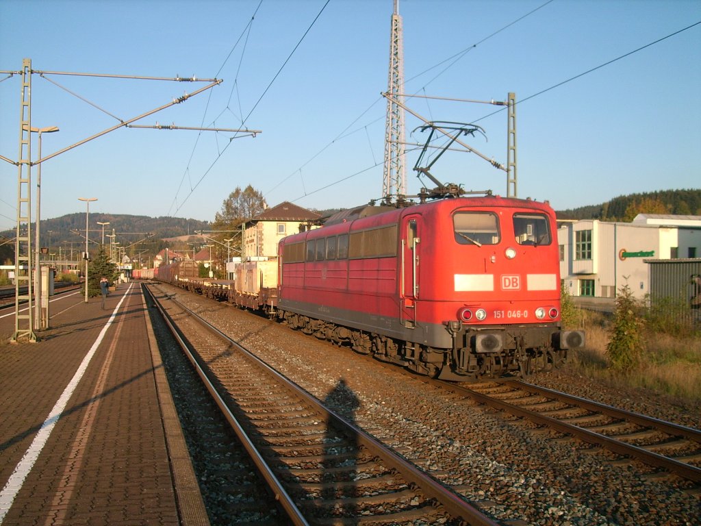 151 046-0 schiebt am 22.10.2011 bei schnem Abendlicht einen gemischten Gterzug durch den Bahnhof Pressig-Rothenkirchen. 