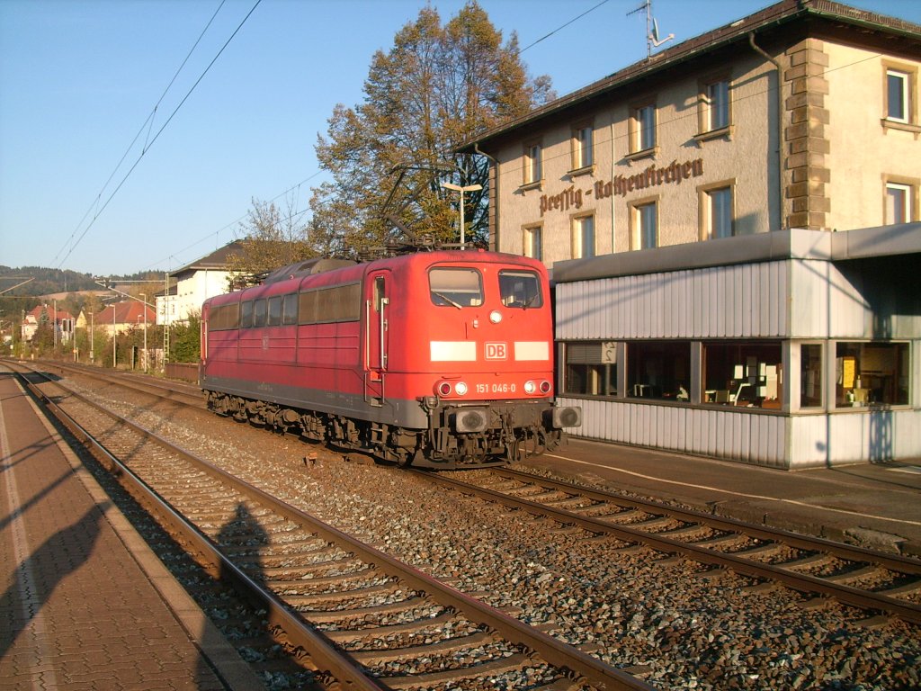151 046-0 wartet auf den nchsten Schubdiensteinsatz am 22.10.2011 vor dem Bahnhofsgebude in Pressig-Rothenkirchen.