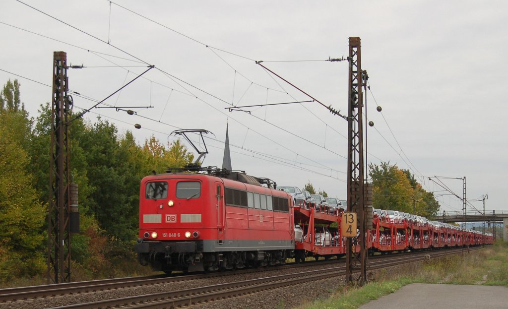 151 048-6 zieht ihren Autotransportzug in Thngersheim Richtung Gemnden. 01.10.2012