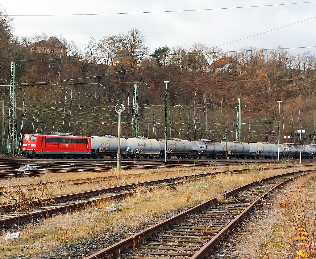 151 049-4 der DB mit Kesselwagenzug fhrt am 10.12.2011 durch Betzdorf/Sieg in Richtung Siegen.