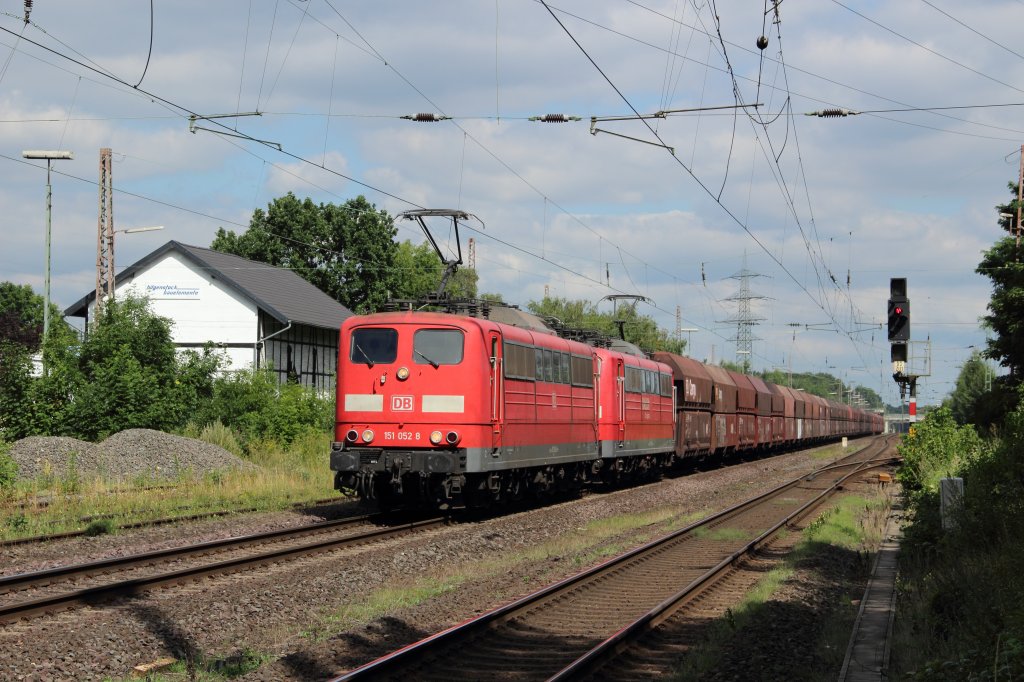 151 052-8 + 151 xxx-x mit einem Kohlezug in Ratingen-Lintorf am 10.08.2012