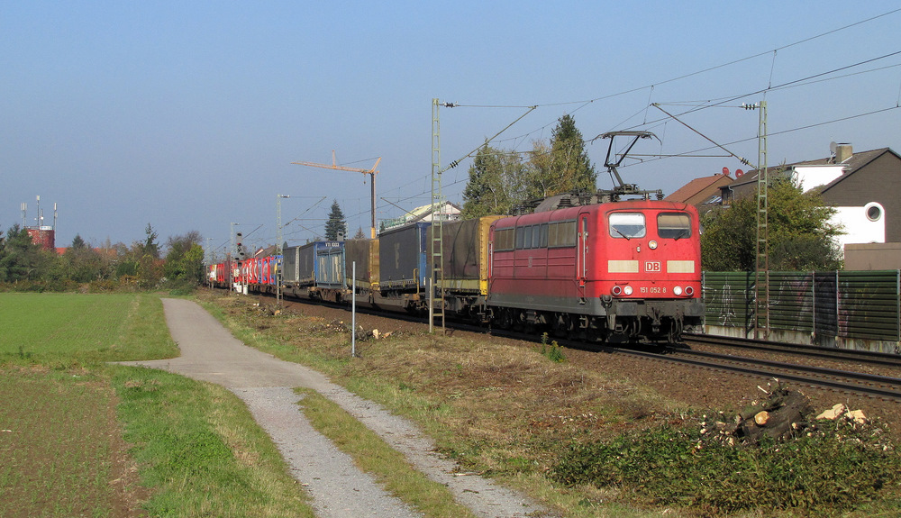 151 052-8 fuhr am 23.10.2011 mit einem Sattelschlepper und Containerzug durch Blankenloch in Richtung Kalrsruhe.