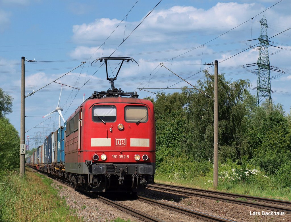 151 052-8 mit einem der vielen Containerzge die tglich aus dem Hamburger Hafen Richtung Deutschland und Europa rollen. Aufgenomen am 23.06.10 in Hamburg-Moorburg.