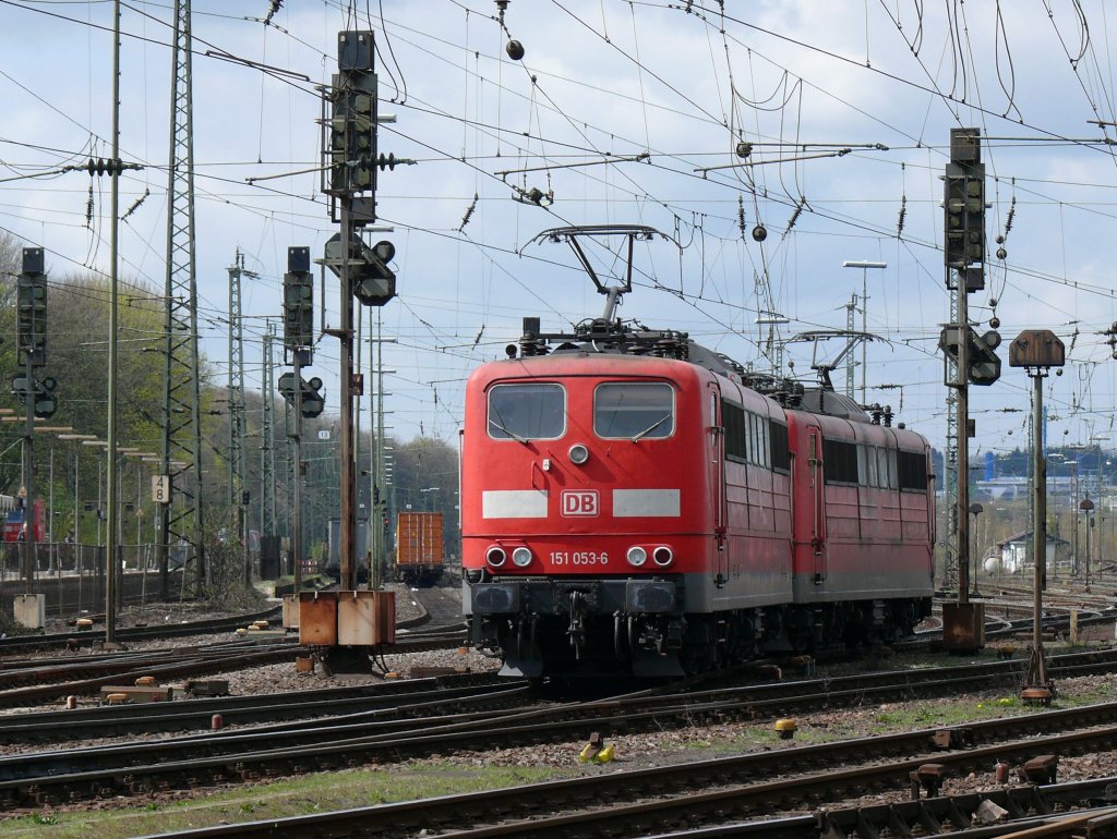 151 053-6 und 151 034-6 man�vrieren in Aachen-West. Aufgenommen am 10/04/2010.