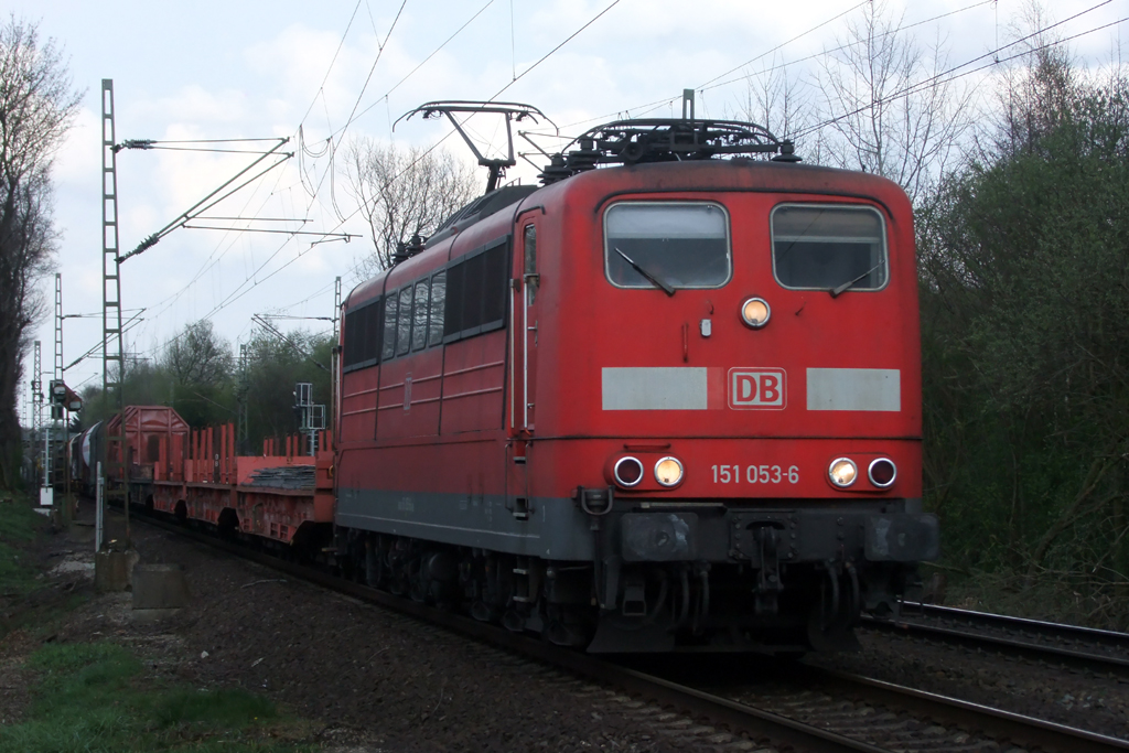 151 053-6 auf der Hamm-Osterfelder Strecke in Recklinghausen-Suderwich 11.4.2012