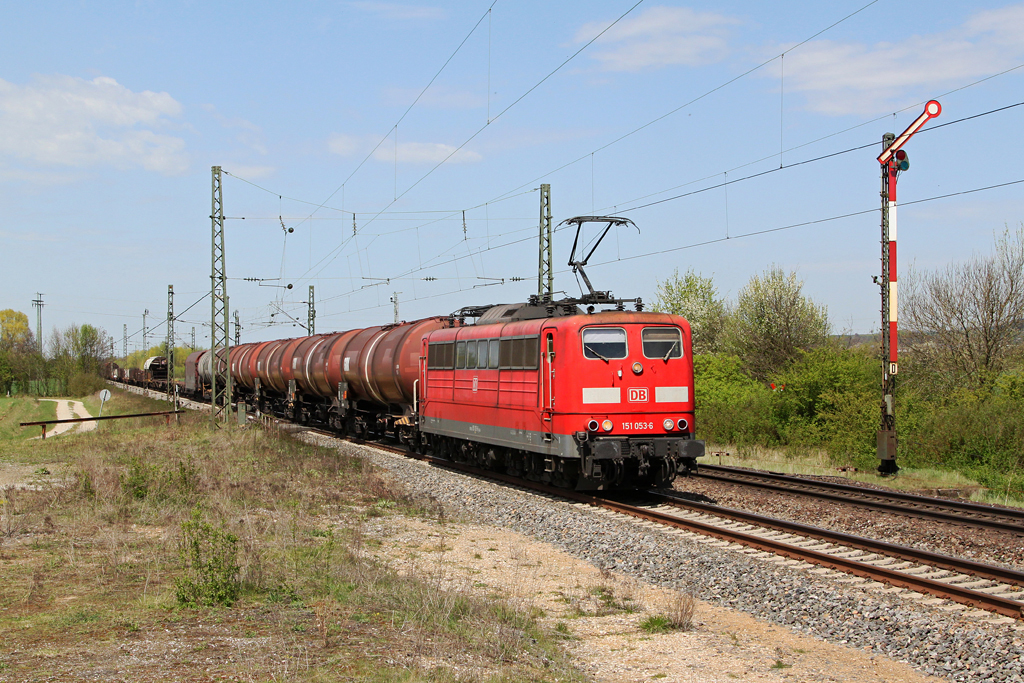151 053 mit einem Gterzug am 27.04.2012 in Eggolsheim.