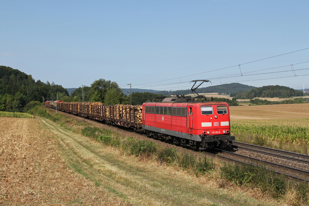 151 053 mit einem Gterzug am 23.08.2012 bei Darshofen.