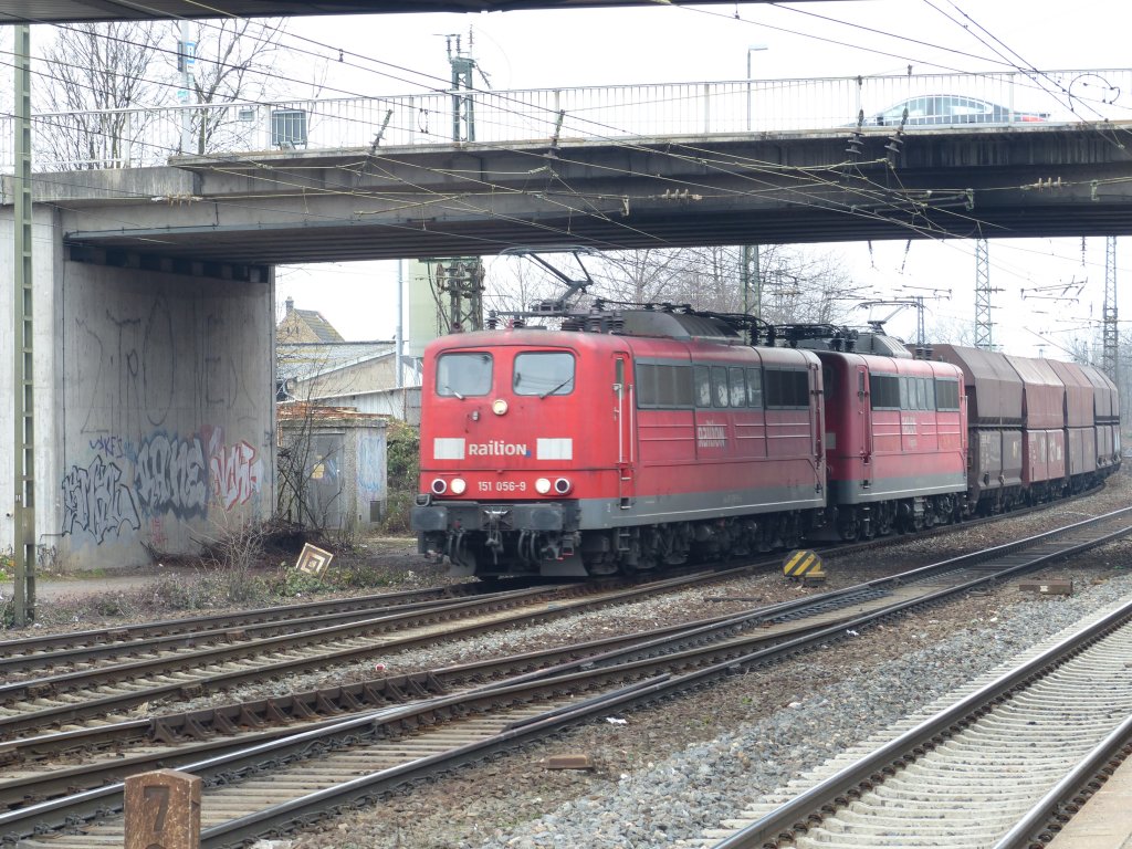 151 056 und 151 034 mit Selbstentladewagen am Haken am 23.02.2013 durch Mainz Bischofsheim.