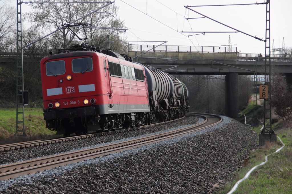 151 058-5 DB mit Kesselwagen bei Redwitz am 04.04.2012.