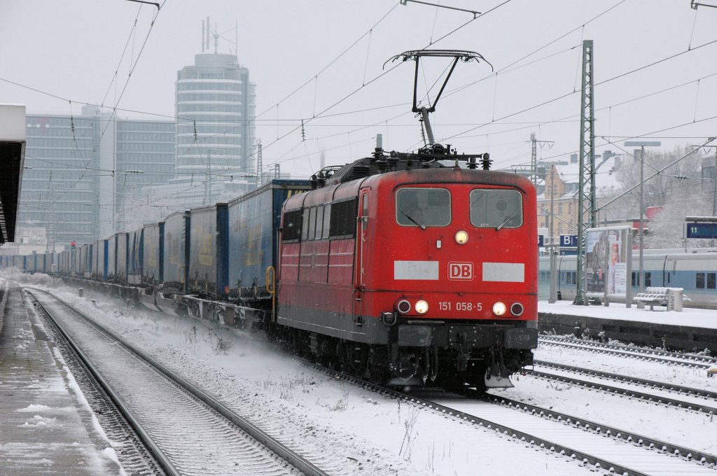 151 058 am 12.12.09 in Mnchen Ost