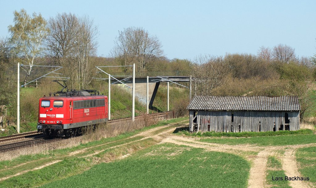 151 059-3 ist am 25.04.10 als Lz auf dem Weg nach L�beck und einen G�terzug Richtung S�den aus dem Hafen abzuholen. Aufgenommen hinter Reinfeld (Holst.).