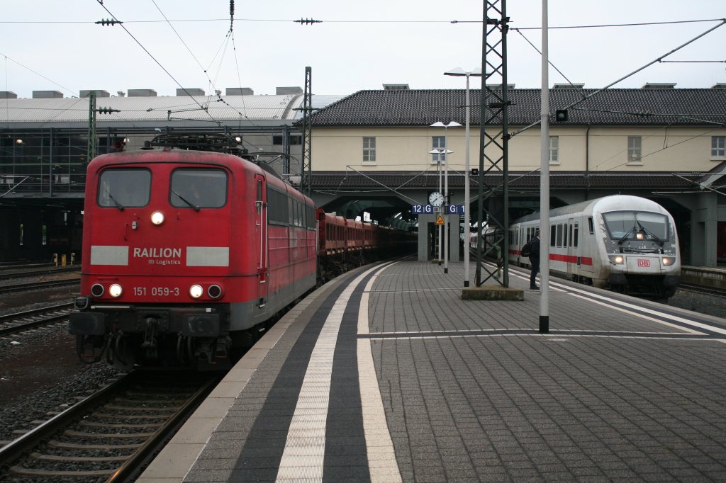 151 059-3 mit einem Schotterzug am 31.05.13 in Darmstadt Hbf.