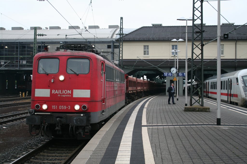 151 059-3 mit einem Schotterzug am 31.05.13 in Darmstadt Hbf.
Recht ist der 61 80 80-91 121-6 als IC 2385 nach Karlsruhe zu sehen. 
