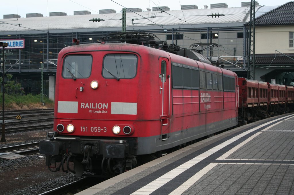151 059-3 mit einem Schotterzug am 31.05.13 beim Zwangshalt in Darmstadt Hbf. Sie fuhr dann kurze Zeit spter dem IC 2385 hinterher.