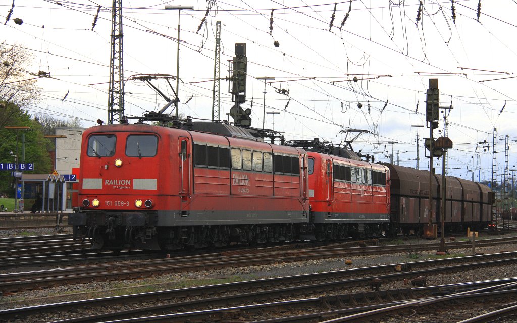 151 059-3 von Railion und 151 014-8 DB fahren mit einem Kohlenzug aus Antwerpen-Zandvliet(B nach Dillingen(an der Saar) und fahren in Richtung K�ln. Aufgenommen in Aachen-West am 26.4.2012.