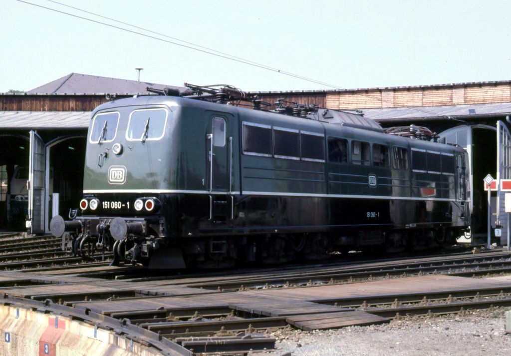 151 060-1 Bw Nrnberg 2 im Juli 1987 (gefiel mir besser als die roten Loks)