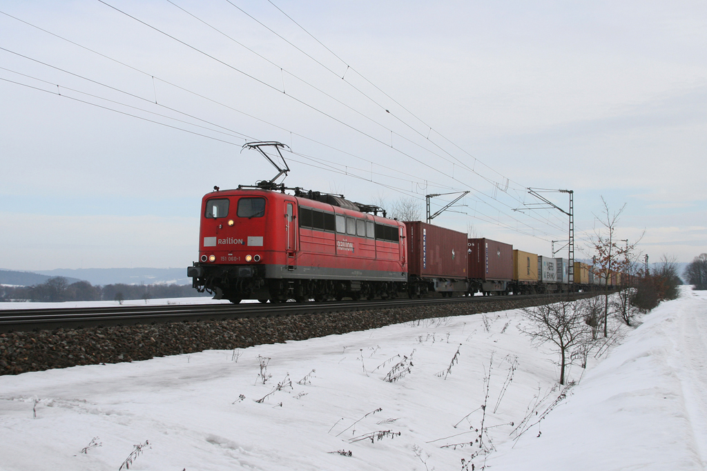 151 060 mit einem Containerzug am 08.01.2011 bei Plling.