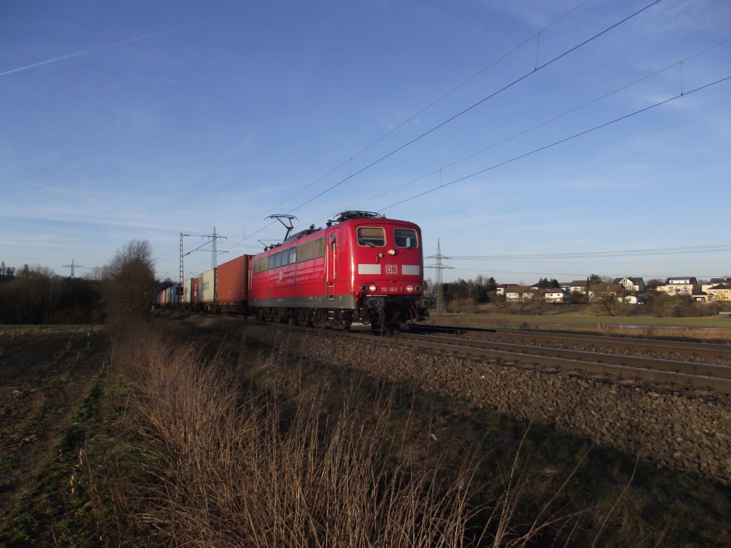 151 061-7 mit einem KLV-Ganzzug bei Fulda (07.02.11)