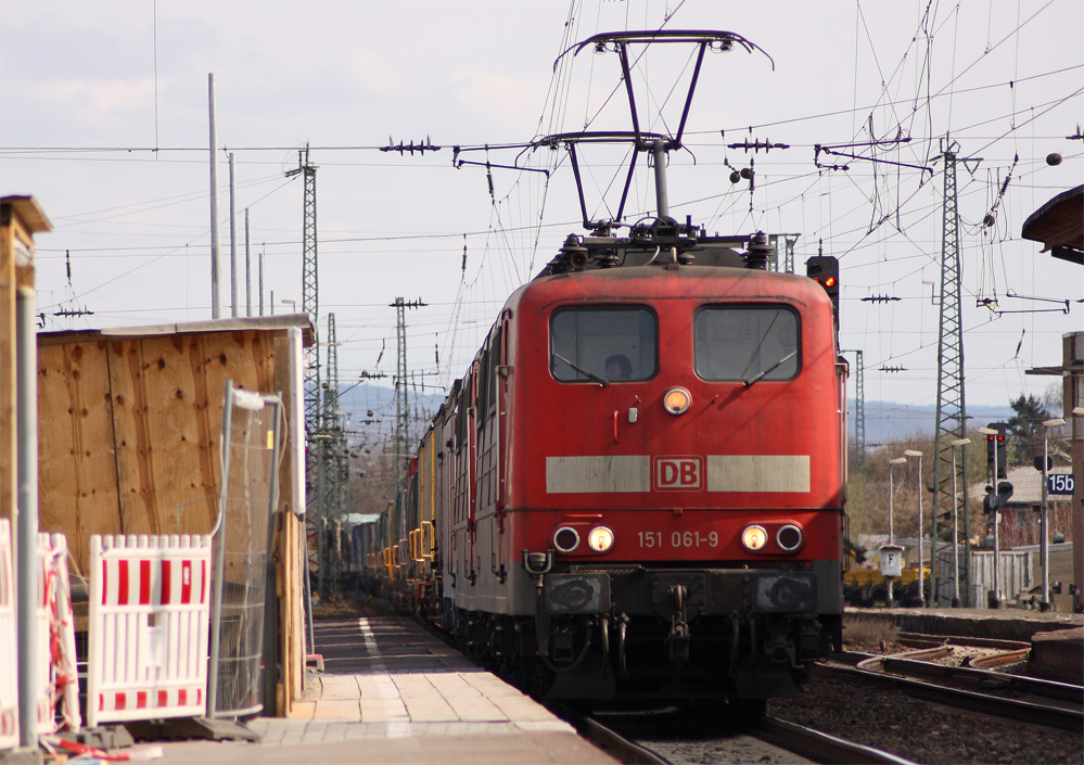 151 061-9 und 151 ***-* mit 185 ***-* und einem Gterzug Richtung Kln bei der Durchfahrt in Neuwied, 26.3.11